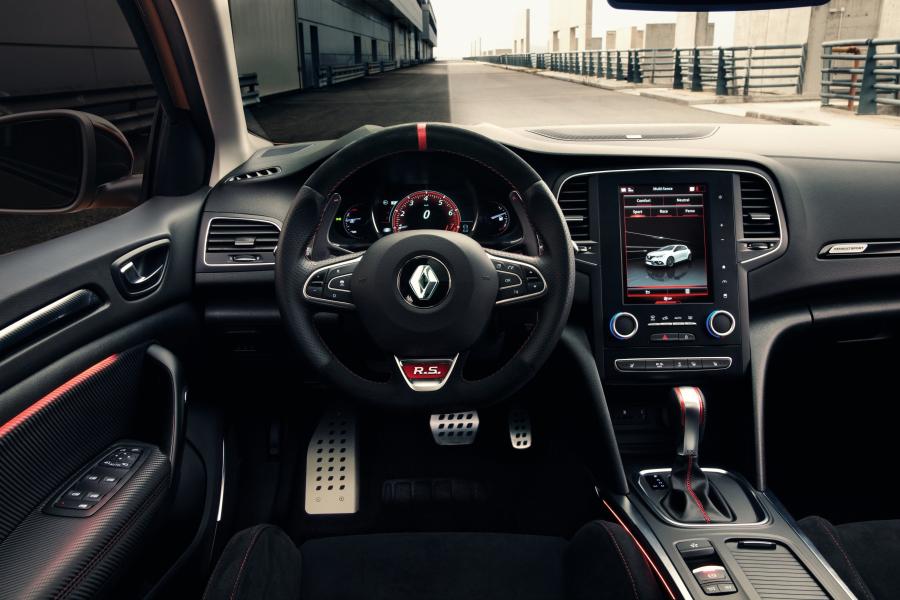 Торпедо Renault Megane R.S. 2017 года  (WW) (фото 16 из 68)